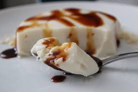Unire il latte al caramello poi versare a filo il composto di uova. Panna Cotta Vegan Al Caramello E Cannella Natural Vegando