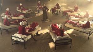 На каждом шагу — военные патрули. The Handmaid S Tale Season 1 Recap Popsugar Entertainment