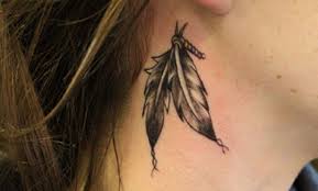Descubre la belleza, la elegancia y la sabiduría de los tattoos de plumas. Tatuajes De Plumas Indias Y Su Significado Behind Ear Tattoo Feather Tattoos Neck Tattoo