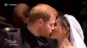 Prinz harry + meghan markle dieses geschenk wünschen sie sich zur hochzeit. Harry Meghan Der Hochzeitskuss Youtube