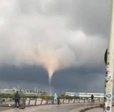 Dutzende tote durch tornados in den usa. Funf Bundesstaaten Betroffen 24 Tornados Ziehen Uber Die Usa Hinweg Viele Tote Video Welt