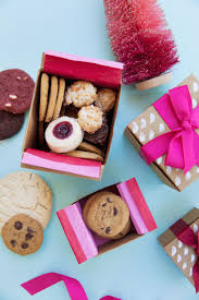 Give Delicious Treats In Adorable Diy Treat Boxes This Holiday Season I Teamed Up With Bakerybecause To Share Cookie Gift Boxes Cookie Gift Box Cookie Gifts