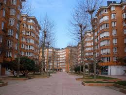 The basque capital has a medieval city centre, in which it is possible to find countless places of great traditional flavour, such as plaza de la virgen blanca (white virgin square) and historic buildings like the cathedral of santa maría. File Vitoria Barrio De San Martin 1 Jpg Wikimedia Commons