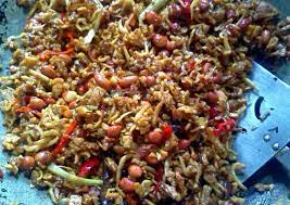 Masukkan ikan teri, tempe, dan kacang tanah. Bagaimana Cara Persiapan Enak Kering Orek Teri Kacang Tempe
