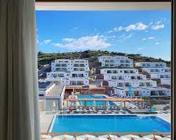 Just below the resort is the pebble beach with crystalline water of topical resemblance and for guests that prefer sand, the fully organized beach of almyros is just a few more steps away. Ariadne Beach Bewertungen Fotos Preisvergleich Agios Nikolaos Griechenland Tripadvisor