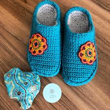 Benden Tas Boyama Ayten Erkan Tezcanl Tarafindan Tasarlanarak Hazirlanmistir Her Objeyi Boyar Karsiligind In 2020 Crochet Boots Make Your Own Shoes Crochet