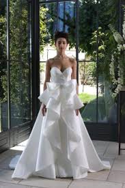 I tessuti preziosi, esaltano il taglio di ogni abito, i colori ed i pizzi preziosi, completano la minuziosa. Abiti Da Sposa Enzo Miccio