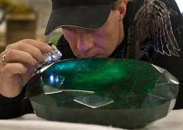 Regan Reaney Owner Of The The World S Largest Emerald Looks Over The Gem At The Western Star Auction Mineral Stone Minerals And Gemstones Stones And Crystals