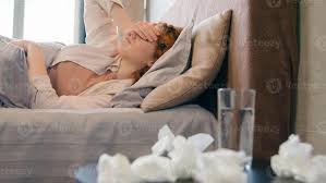 mulher com dor de cabe&ccedil;a segurando dela cabe&ccedil;a, p&iacute;lulas perto 68768126 Foto  de stock no Vecteezy