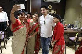Despite the age difference of two years, karan mehra and nisha rawal had tied the knot on november 24, 2012. Karan Mehra Was Spotted Shopping Jewellery At Manubhai Jewellers For His Wife Nisha Rawal Who S Expecting A Baby