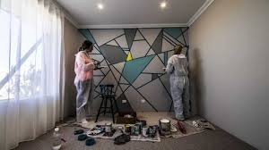 Böylece hem kenar ve köşelerde zaman kaybetmemiş hem de tavan boyasını duvarlara taşırmamış olursunuz. Ev Boyamak Daha Once Hic Bu Kadar Eglenceli Olmamisti