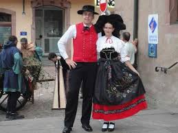 Pourtant l'alsace est riche par la diversité de ses costumes.on pourrait presque dire qu'au xix ème siècle, il y avait un costume distinctif par village, avec de multiples petits détails différents, puisque le costume traditionnel n. 190 Idees De Costumes Alsacien En 2021 Costume Alsacien Alsacienne Costume