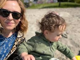 A Day in The Life” with abstract artist and digital marketer Dana Mooney