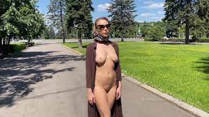 时尚女士在公园里赤身裸体。 上市- Pornhub.com