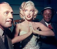Marilyn Monroe, Jack Benny and Eddie Anderson in the backstage of the "Jack  Benny Show"