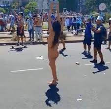 Mujer camina desnuda por general