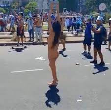 Mujer paseandose desnuda