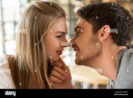 Seitenansicht des jungen Mann küssen schöne Freundin Stockfotografie - Alamy