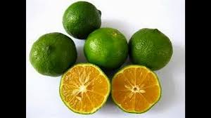 Lumurkan daun sirih muda ke bahagian badan yang berbau semasa mandi.bagi wanita elok daun sirih itu direbus dan dibuat air mandian. Petua Hilangkan Bau Badan Dengan Limau Kasturi Video Dailymotion