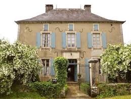 Des Traces D Humidite Sont Visibles Sur La Facade De Cette Belle Maison De Maitre Renovez La Maison De Maitre Jolie Maison Maison