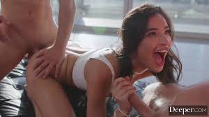 Эмили Уиллис облитая маслом перед жопным сексом со своим своим парнем демонстрирует пределы разврата