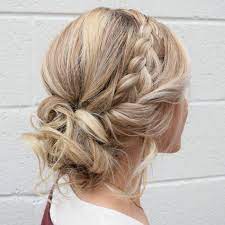 Coiffure Demoiselle D Honneur Cheveux Blonds Tresses Et Chignon Flou Sur Cheveux Blonds Promupdos Hair Styles Long Hair Styles Diy Hairstyles
