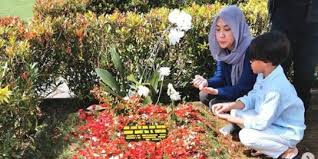 Bunga di antara para wanita 45. 6 Potret Bcl Dan Noah Ziarah Ke Makam Ashraf Enggak Kuat Lihat Foto Terakhir Merdeka Com