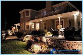 Binaların dış cephelerine uygulanabilen birçok aydınlatma ürünü vardır. Kir Evi Fotograf Icin Sokak Aydinlatmasi