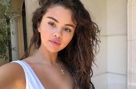 The weeknd seemed to be deep in his feelings after giving an emotional performance at weekend one of coachella, and was spotted canoodling with the weeknd appeared to have a pretty busy, uhh, weekend performing and enjoying the scene at the first round of the coachella valley arts & music. Dipuji Selena Gomez Bella Hadid Langsung Hapus Postingannya Matamata Com