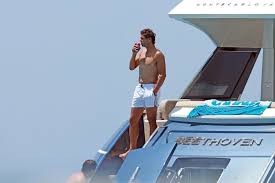 Roger federer made his atp tour debut in 1998 and first became atp tour no.1 in 2004, an achievement he went on to maintain for a record. Photos Rafael Nadal Relaxes On A Yacht With Friends Rafael Nadal Fans