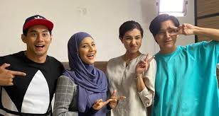 Menghadiahkan renungan yang cukup tajam. Dia Pengantinku Episod 25