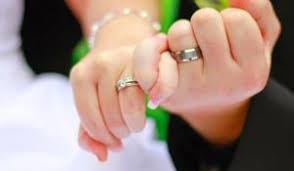 Malah ada juga pasangan yang menyedia dua buah cincin dan biasanya ia terdiri dari cincin merisik (cincin belah rotan) dan cincin batu permata (cincin tunang). Alasan Mengapa Cincin Kawin Dipakai Di Jari Manis Sebelah Kiri