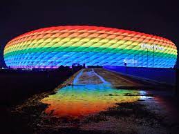 Symbolizing the alliance between the two football. G7siyh6q Orolm