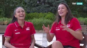 Hedefimiz 3 turnuvada madalya kazanmak abone ol a milli kadın voleybol takımı'nın başarılı oyuncusu hande baladın, katılacakları voleybol milletler ligi, tokyo olimpiyatları ve cev avrupa şampiyonası'nda hedeflerinin hepsinde madalya almak olduğunu söyledi. Simge Akoz Ve Hande Baladin Den Eglenceli Roportaj Youtube