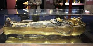 Kv62 gilt als die populärste grabstätte in ägypten. Sarkophag Von Pharao Tutanchamun Wird Restauriert