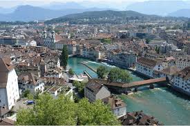 Столица одноимённого франкоязычного кантона и административный центр одноимённой коммуны. Zheneva Akvatur