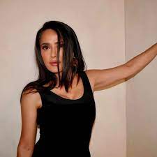 🔥 Salma Hayek — a true queen of passion and talent! In 2025, she shines in  the drama “Fiery Path”, playing a woman fighting for justice and freedom.  🎬 Fun fact: Salma