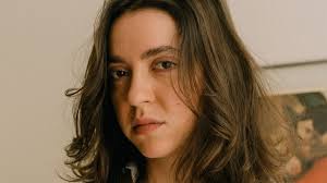 Apresentadora do Lollapalooza, Valentina Bandeira quer voltar à TV:  'Sentindo falta'