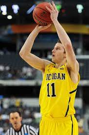 Michigan Basketball Opens As 2 Point Favorite Over Syracuse For Final Four In Atlanta Basketball Michigan Sports Michigan Athletics