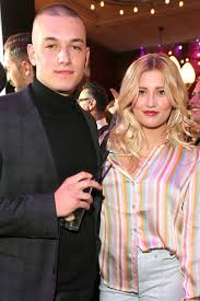 She is best known for her role in the 2007 film keinohrhasen and its 2009 sequel zweiohrküken, directed by her father til schweiger. Luna Schweiger So Tickte Ihr Toter Ex Marvin Gala De