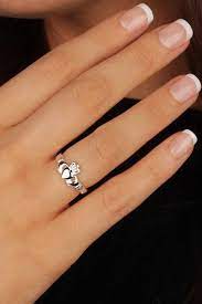 The Romantic History And Symbolism Of The Claddagh Rings With Meaning Rings Jewelry Fashion Silver Jewelry Fashion