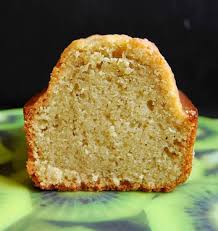 Encore Un Cake De Sophie La Reine Des Cakes Il Est Reconfortant Avec Son Bon Gout D Amande Et La Fleur D O Pate D Amande Gateau Pate D Amande Cake De Sophie