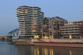Er zijn genoeg supermarkten en winkelcentra, er zijn veel sportclubs en er zijn meerdere ziekenhuizen in de buurt, mocht er wat gebeuren. Niederlande Nijmegen Gebaude Kostenloses Foto Auf Pixabay