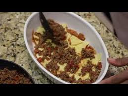 Slice, chop or mince the ingredients, as needed, and start them in a saucepan with a small quantity of oil. Video Canned Chili