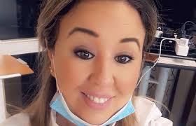 GeenStijl: Zuster Sanna krijgt 's lands eerste PRIK, verlenging lockdown  waarschijnlijk