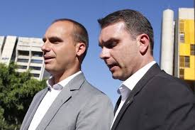 Flávio nantes bolsonaro (born 30 april 1981) is a brazilian politician, lawyer and entrepreneur who is the eldest child of brazilian president, jair bolsonaro. Bolsonaro Condecora Novamente Os Filhos Eduardo E Flavio