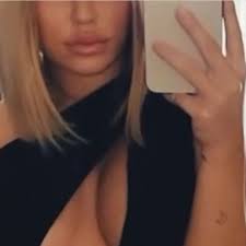 Lyrics for top songs by kim gloss. Influencerin Kim Gloss Posiert Mit Einem Hauch Von Nichts Vor Der Instagram Kamera Und Begeistert Fans Stars