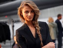 Images online in relation to cute hairstyles for grade 6 graduation grade 6 graduation hairstyles articles and grade 6 graduation hairstyles curly hair can seem hard to tame but these amazing and easy to do hairstyles for frizzy hair prove the exact opposite are you. 4 Timeless Graduation Hairstyles For Your Special Day Fmag Com