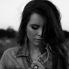 Amber Pople's Instagram, Twitter & Facebook