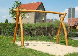 Schaukel Fur Zwei Kinder Aus Holz In 2020 Schaukel Garten Schaukel Doppelschaukel